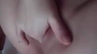 घरेलू महिला कैम पर masturbates