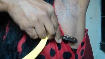 लड़की शेविंग बगल के बाल द्वारा सीधे उस्तरा.avi