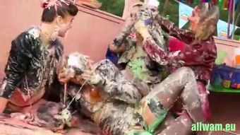 गन्दा जन्मदिन का केक पार्टी