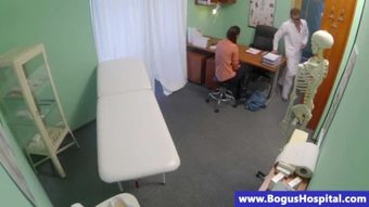 सेक्सी रोगी उसे डॉक्टर द्वारा