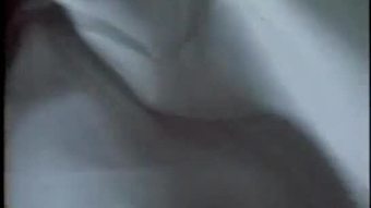 स्कूल वर्दी चमकती भोली जाँघिया अपस्कर्ट में जापानी किशोरों