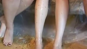 3 नग्न लड़कियों उल्टी उल्टी उल्टियाँ उल्टी गैगिंग बारफ