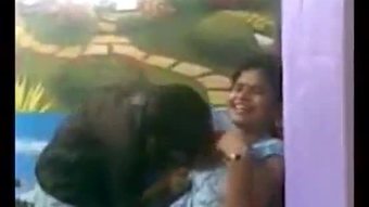 / लड़का सार्वजनिक रूप से छोटी लड़की को चोदता है?