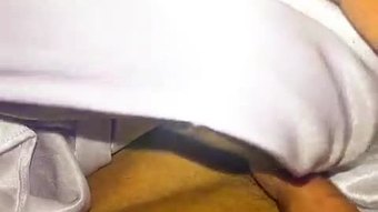 के साथ रेशमी पोशाक