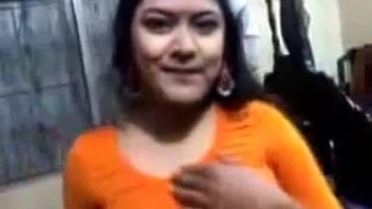 बांग्लादेशी लड़की अपनी संपत्ति दिखा रही है(निपा)