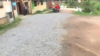 घर के बाहर मौखिक नौकरी के साथ लड़की