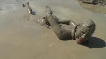 कीचड़ में फंस गया