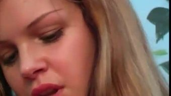 Lisanne उसके clit stroked